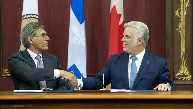 Québec, le 13 juillet 2015. – Le premier ministre, Philippe Couillard, en compagnie de Matthew Coon Come, grand chef du Grand Conseil des Cris, pour la signature d’une nouvelle entente de partenariat et de collaboration entre le gouvernement du Québec et le Grand Conseil des Cris (Eeyou Istchee).